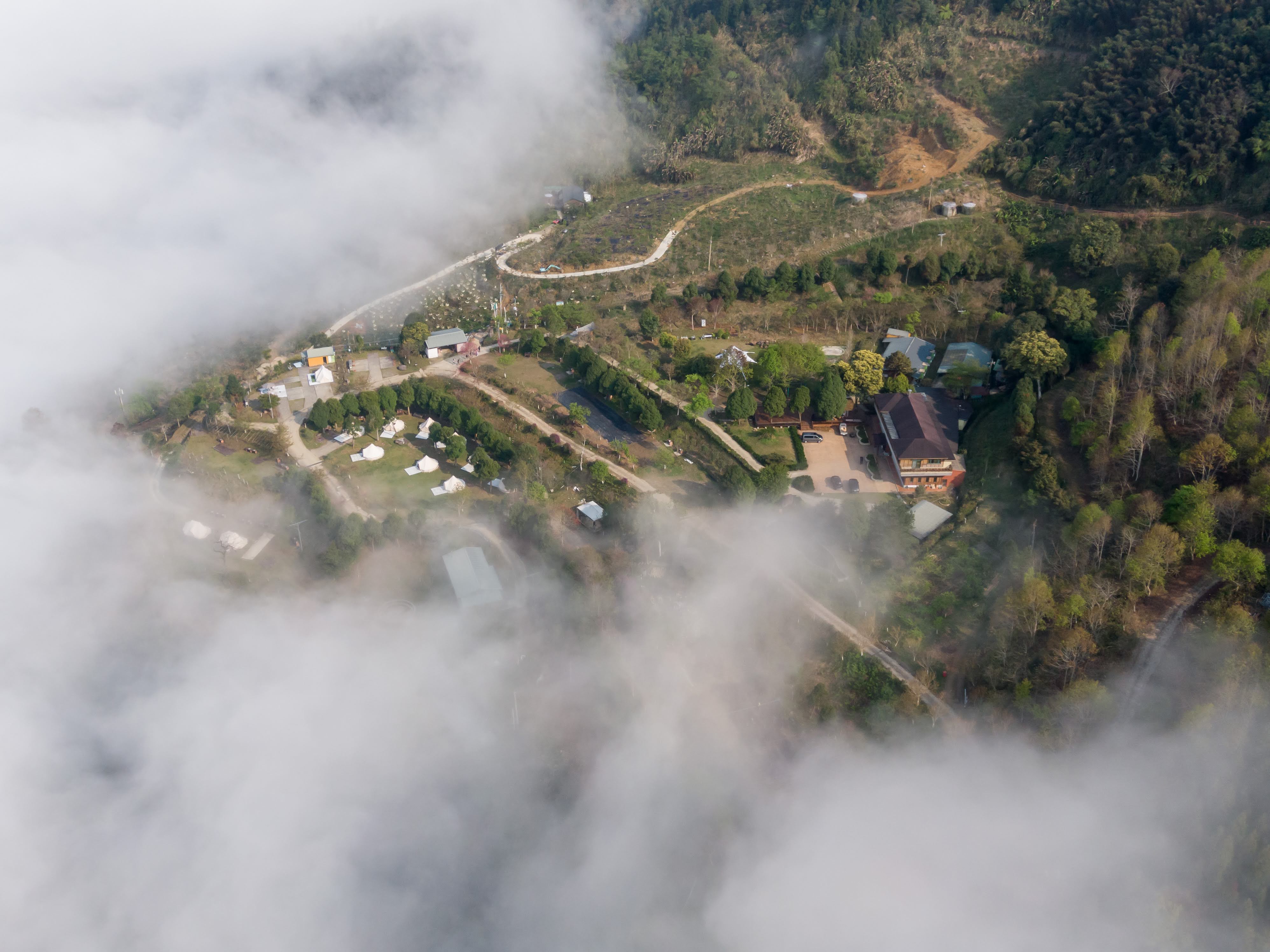 雲霧穿越山林秘境的空拍景色