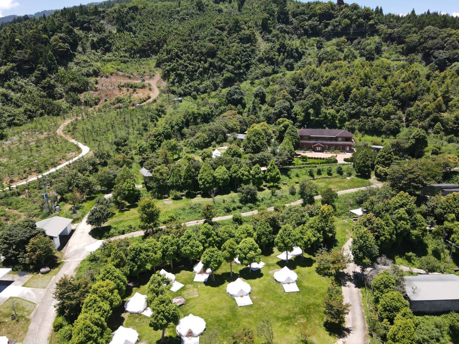 白天的新竹山林秘境與帳篷區空拍