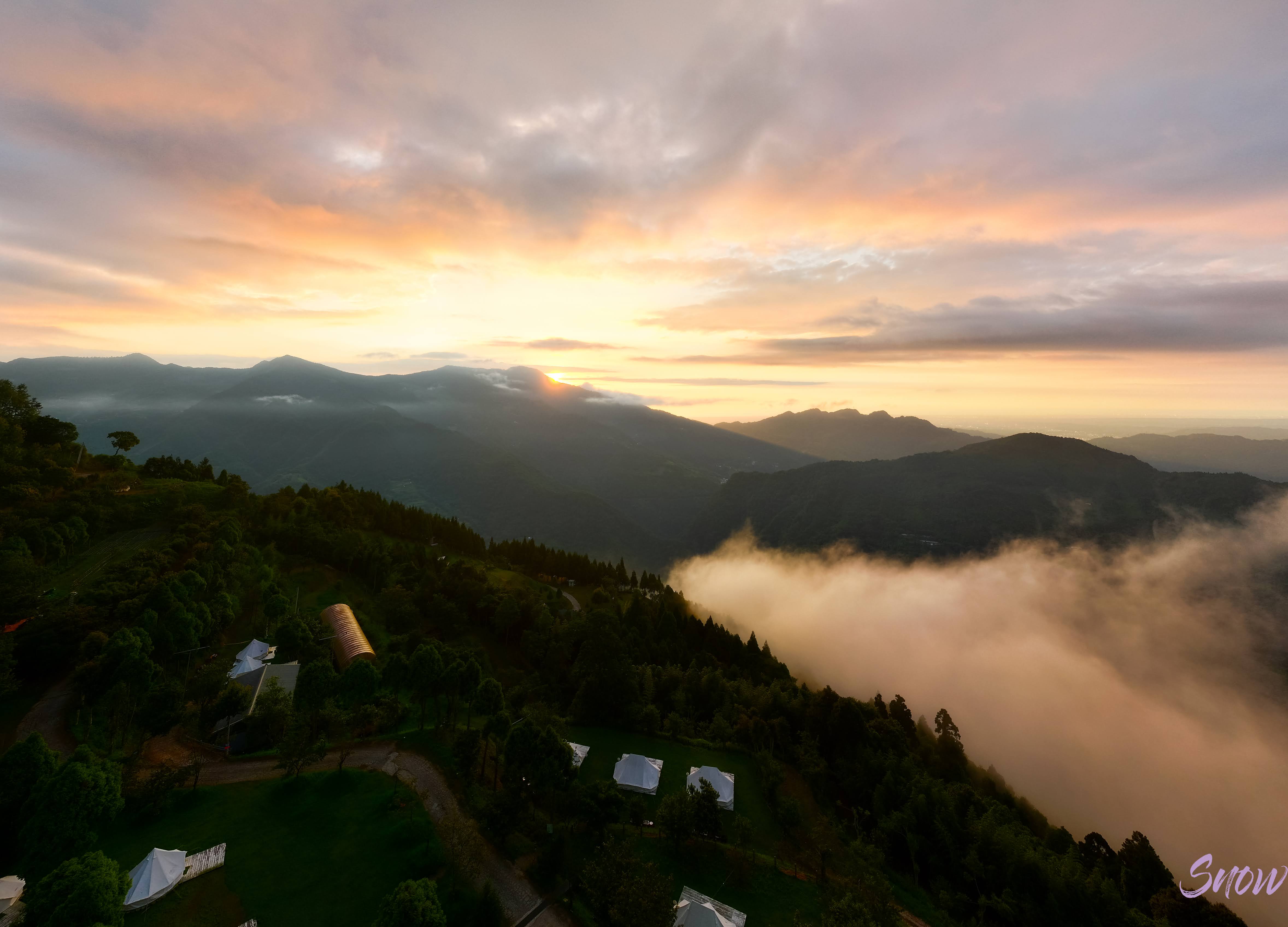 夕陽雲海下的新竹山林秘境空拍